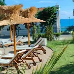 Cozy Seaside Getaway One Bedroom Moni In Апартамент