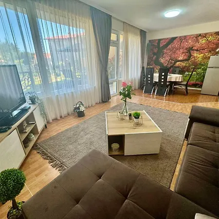Апартамент Cozy Seaside Getaway One Bedroom Moni In