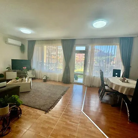 Cozy Seaside Getaway One Bedroom Moni In Апартамент *