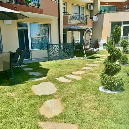 Cozy Seaside Getaway One Bedroom Moni In شقة