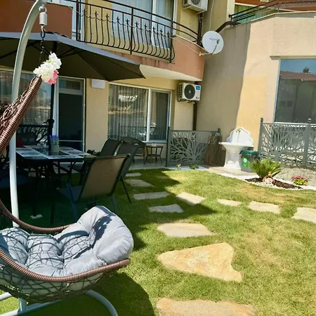 Cozy Seaside Getaway One Bedroom Moni In شقة *